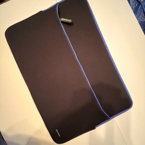 Laptop and Computer Cushioned Case Zipper Closure by Evercase - Used Twice - Picture 11 of 13